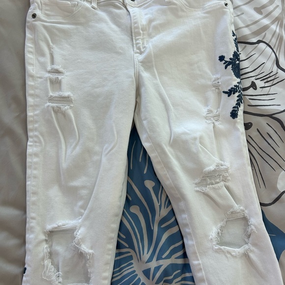 ABERCROMBIE & FITCH • White Jeans w/ Blue Embroider Flowers • sz 29/8 - Picture 2 of 11